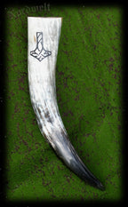 Thorhammer Methorn Prunkhorn Handarbeit Schnitzerei Horn gefärbt Trinkhorn