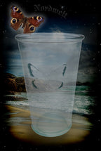 Glas mit Schmetterling reliefartige Darstellung Trinkglas aus grünem Waldglas