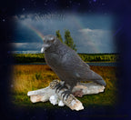 Rabe stehend auf Schlüssel, Figur aus Polyresin , Hugin und Munin Mächen Gestalt 